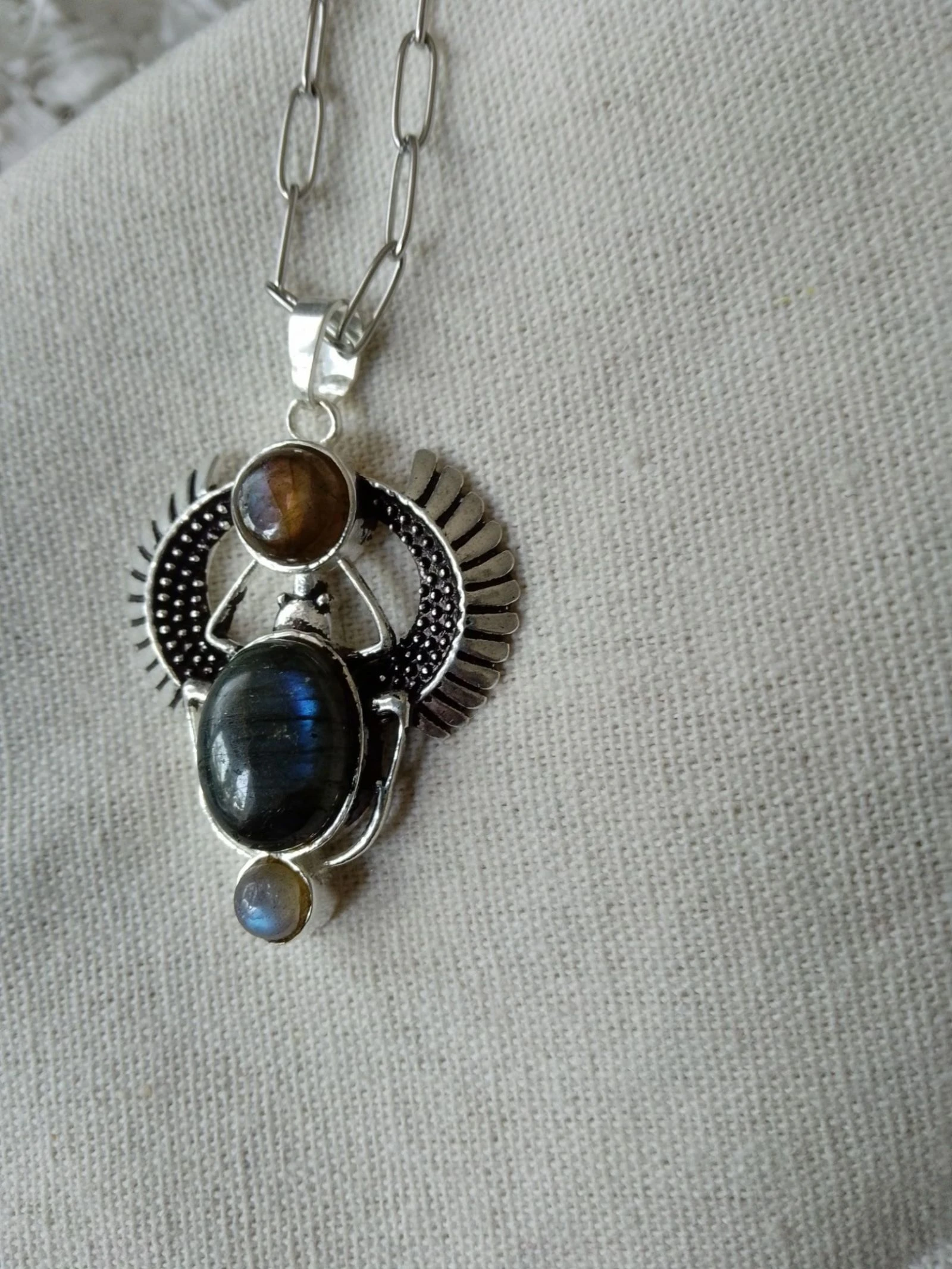 Collier scarabée argenté pierres de labradorite 